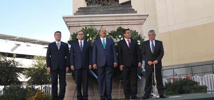 Montan autoridades guardia en monumento a Pancho Villa