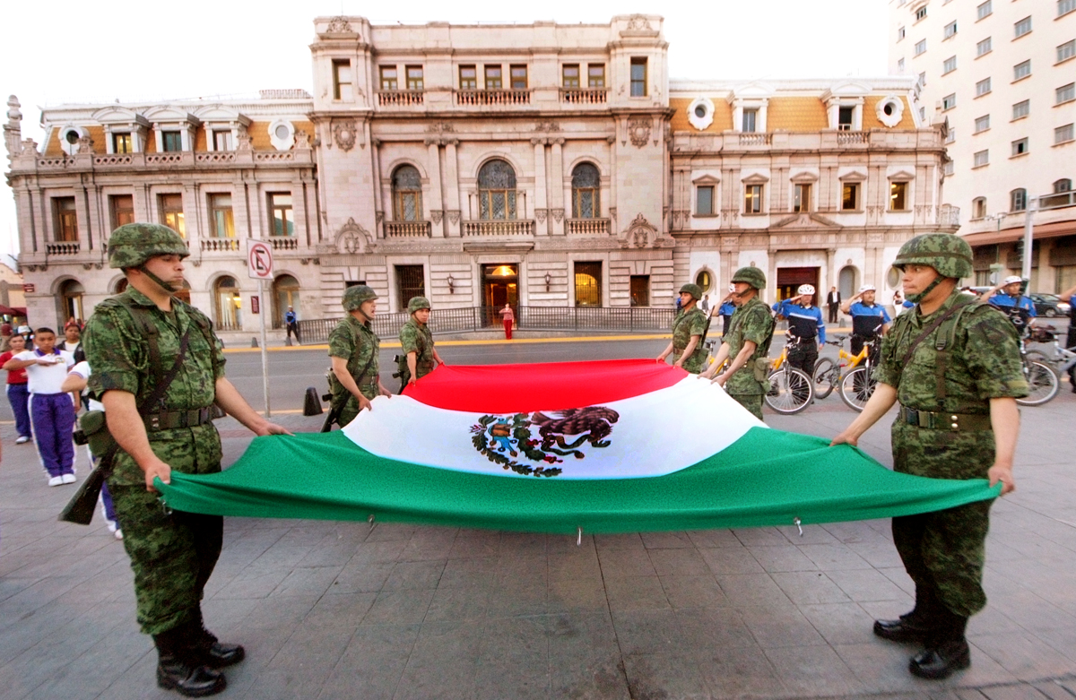 Arrío de Bandera en el marco del Día de la Mujer