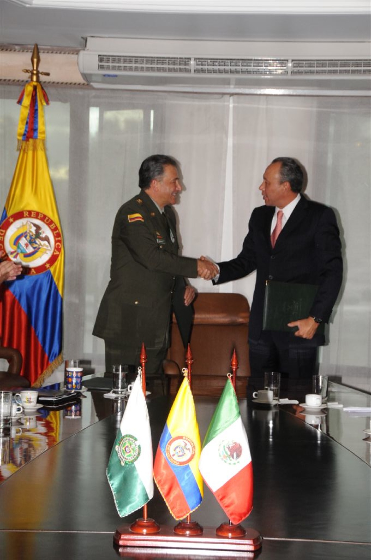 Firma gobernador de Chihuahua convenio con el Gral. Naranjo