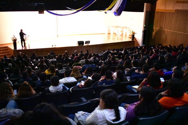 Participan más de 100 jóvenes en Foro de Emprendimiento Social