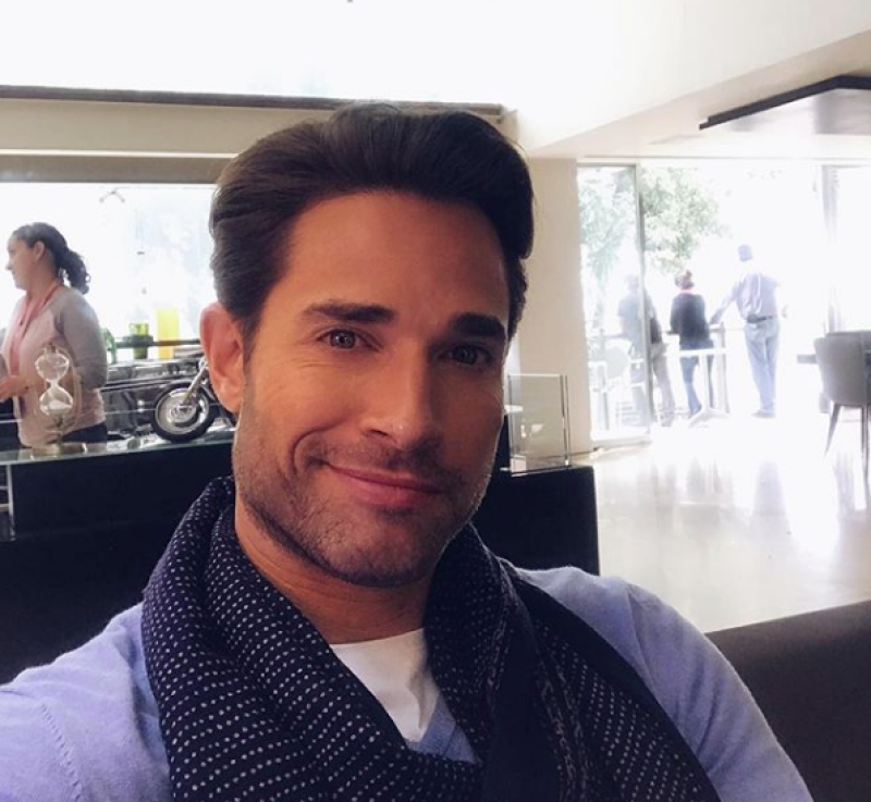 Sebastián Rulli sorprende con atrevido cambio de look.