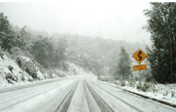 Cierran tramos carreteros por intensas nevadas