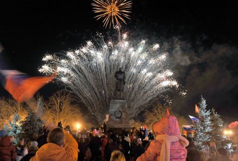 Celebran adhesión de Crimea a Rusia