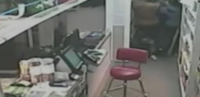 VIDEO: Empleada frustra asalto en tienda