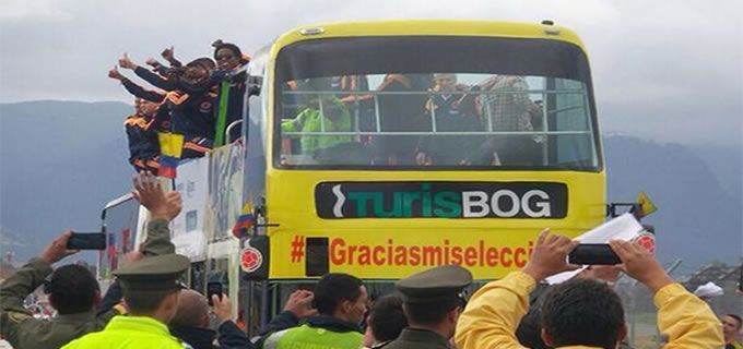 Colombianos reciben como héroes a jugadores de la selección