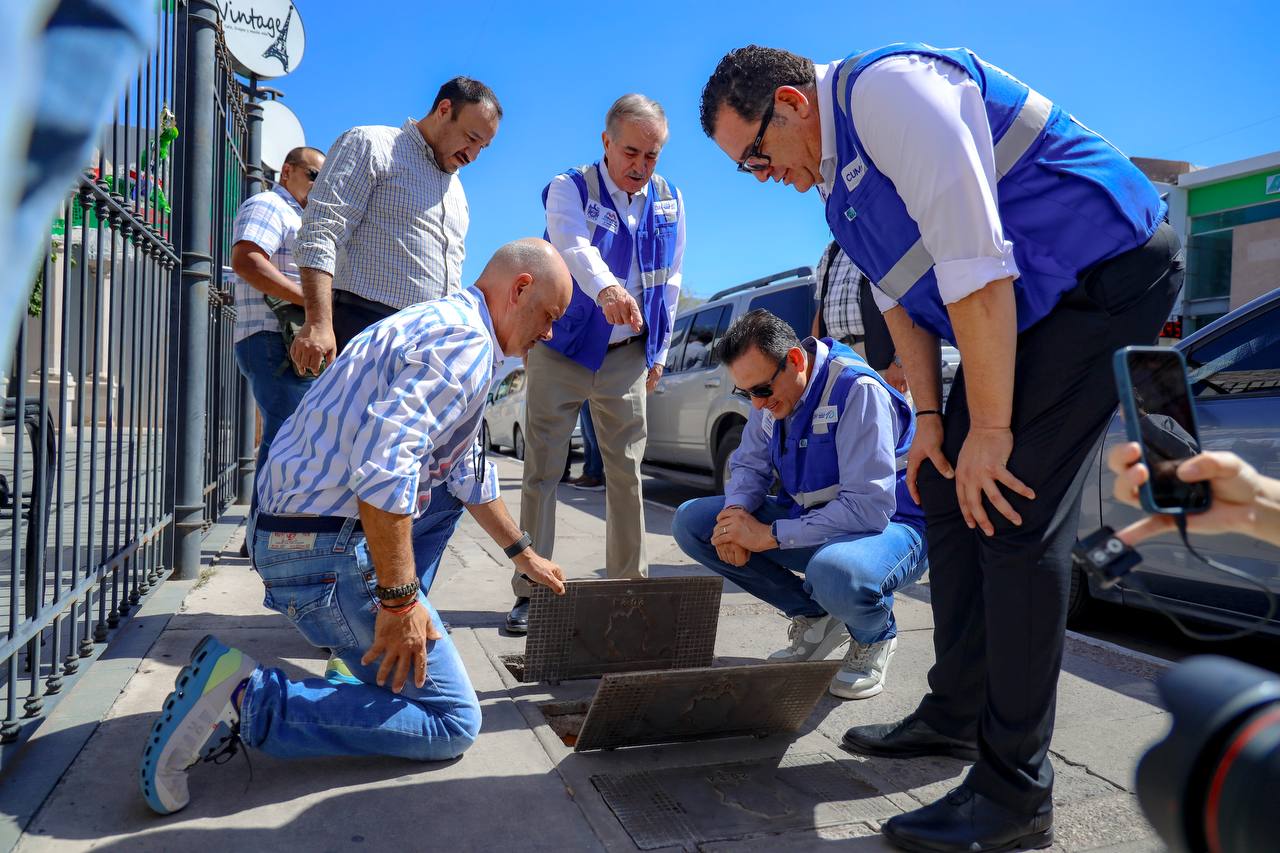 Supervisa alcalde Bonilla sustitución de tapas de registro de medidores de agua en la Zona Centro