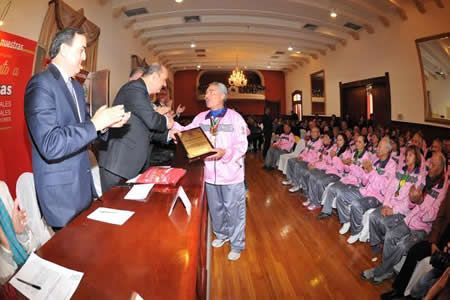 Entrega Duarte reconocimientos a adultos que participaron en juegos nacionales