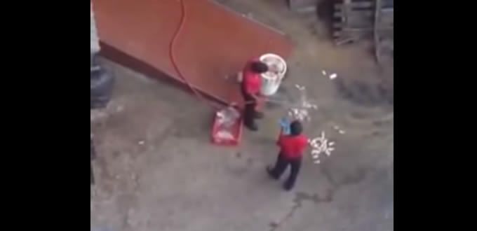 VIDEO: En KFC de Sudáfrica lavan el pollo en el piso