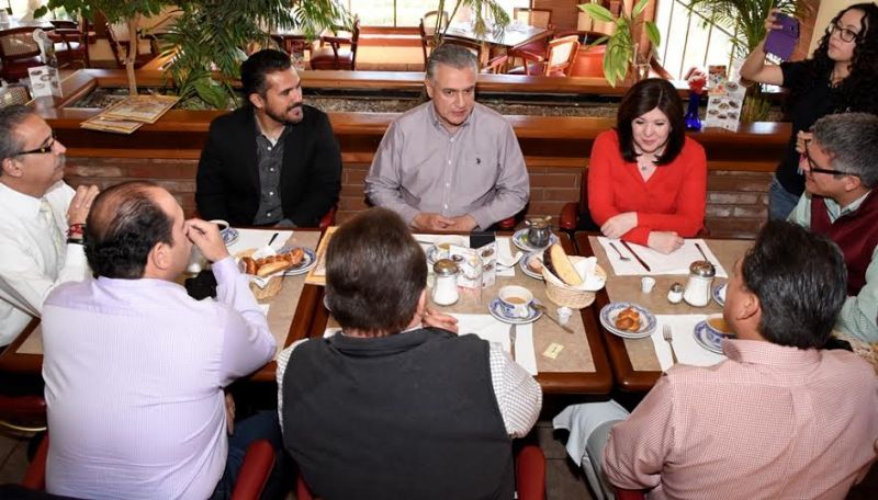 Reune Serrano a candidatos de la Capital en desayuno