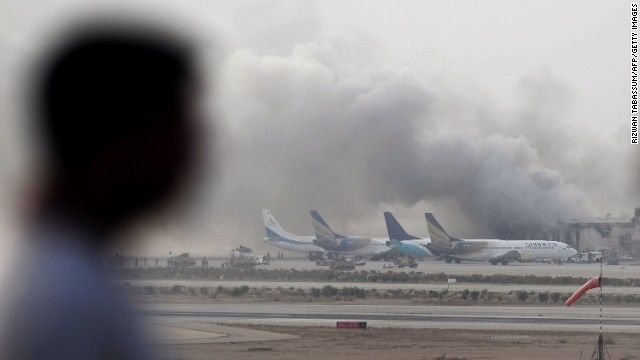 Talibanes de Pakistán se adjudican el ataque al aeropuerto de Karachi