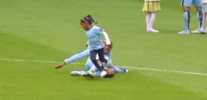 Baja jugador del Manchester City a su hija de una barrida