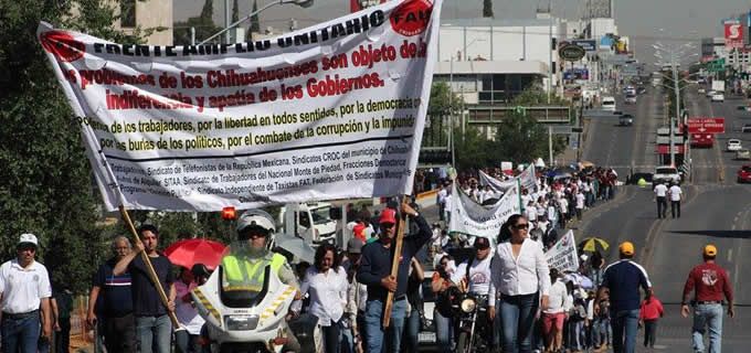 Se manifestan sindicatos paralelamente al Desfile