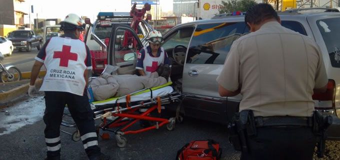 Deja personas lesionadas choque en la Fray Junípero