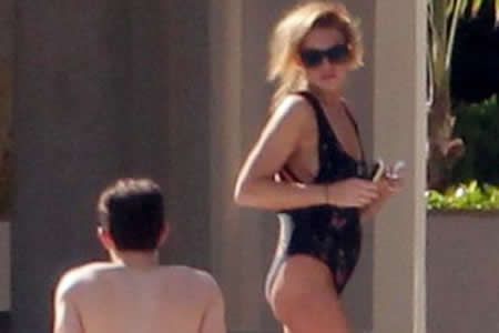 Lindsay Lohan muestra sus ’pobres’ curvas en Miami