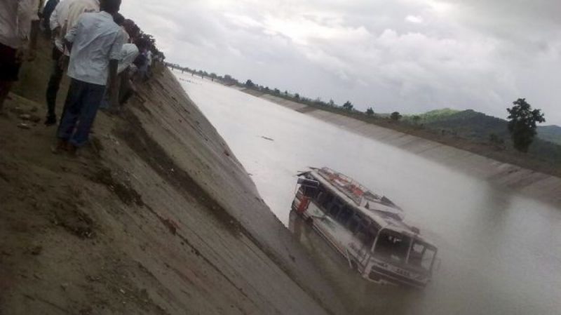 Mueren 12 en Nepal al caer autobús a barranco; hay 35 personas heridas