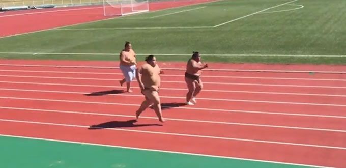 Protagonizan luchadores de sumo carrera a toda velocidad