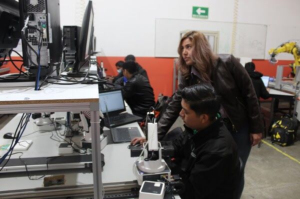 Detonan  estudiantes de la UTCJ equipos tecnológicos del laboratorio de Robótica