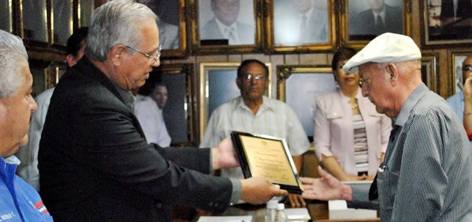 Entregan reconocimiento al cronista Miguel Navarro Campos por 10 años de servicio