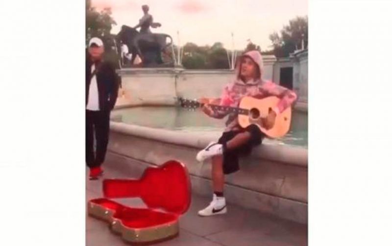 Justin Bieber Le Da Una Serenata a Hailey Baldwin En Londres