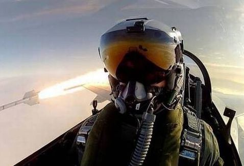 Piloto se toma ’selfie’ mientras dispara misil