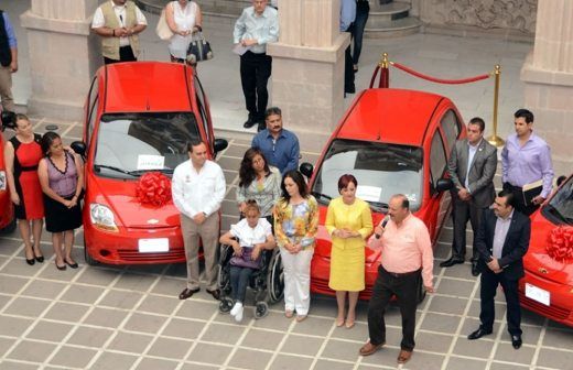 Entregan Gobernador, su esposa y alcaldes, 11 vehículos a mamás ganadoras