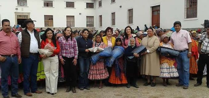 Entrega diputada apoyos en la Sierra