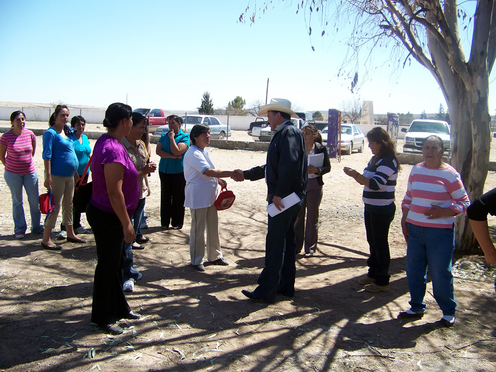 Entregan apoyos en comunidades rurales