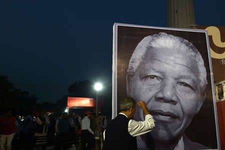 Obama y Castro estarán juntos en homenaje a Nelson Mandela