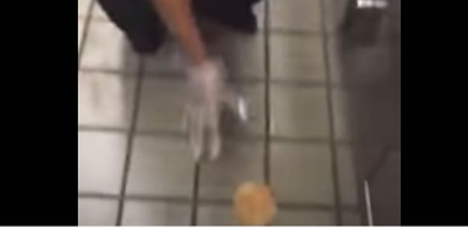 Tira mujer pan de hamburguesa al piso antes de prepararla 