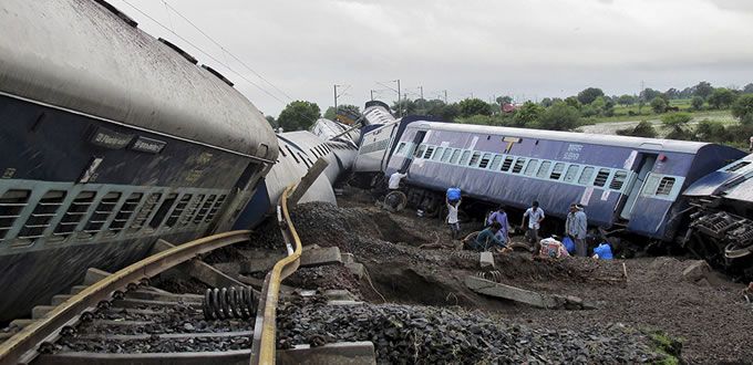 Deja 24 muertos descarrillamiento de dos trenes 