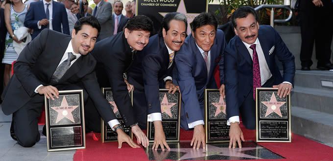 Los Tigres del Norte develan su estrella en el Paseo de la Fama