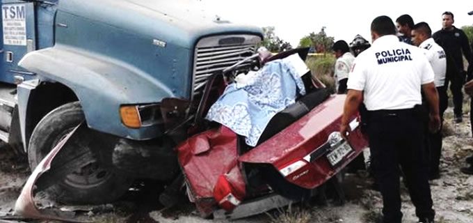 Mueren doctora de la FGE y dos más en carreterazo en SLP