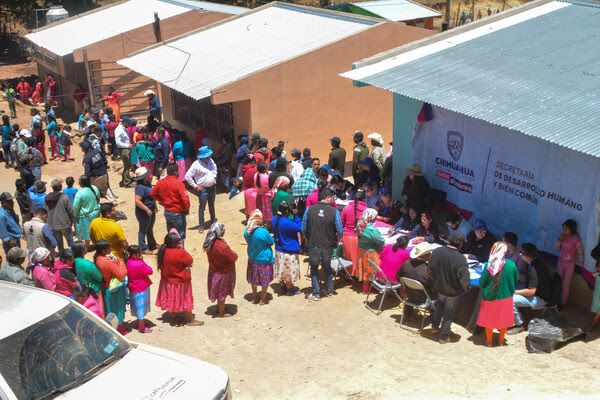 Entrega Bien Común apoyos alimenticios y estufas ecológicas en Guadalupe y Calvo