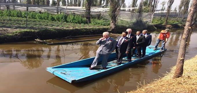 Príncipe Carlos de Gales recorre Xochimilco