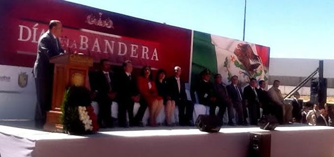 Toma Duarte juramento a la Bandera a 6 mil 400 niños en Parral