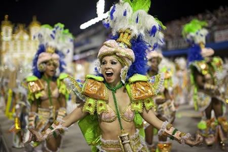 Inicia Carnaval de Río entre disfraces y samba