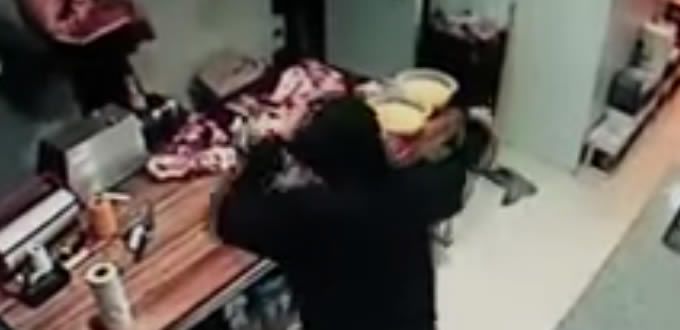 VIDEO: roba asaltante carne tras no encontrar dinero