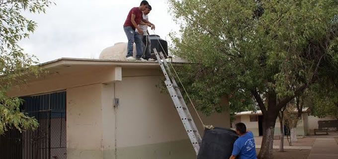 Entregan tinacos y aparatos de aire a escuelas