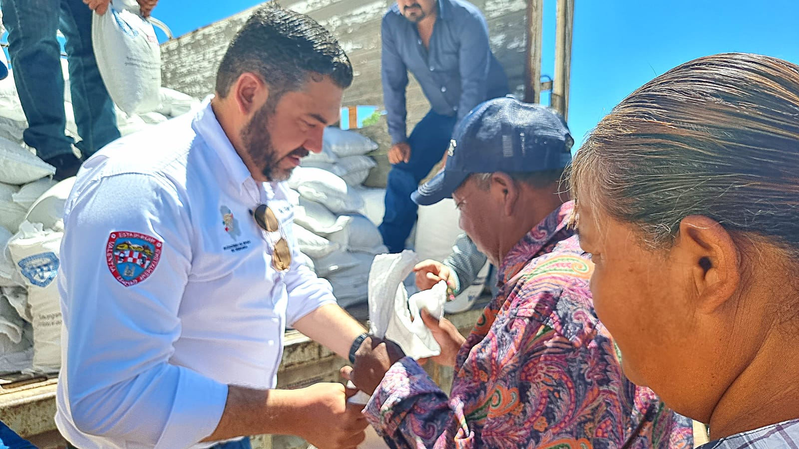 Entregan apoyos a familias de Belisario Domínguez