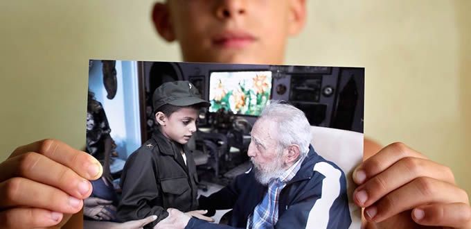 Niño idolatra a Fidel Castro y el Comandante lo recibe