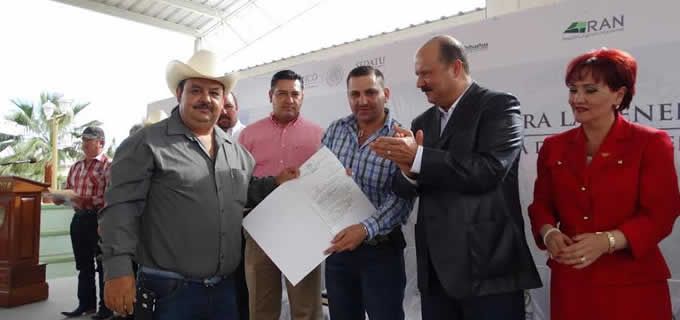 Entregan Duarte  y delegada de Registro Agrario 110 títulos de propiedad en Balleza