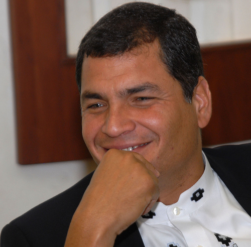 Rafael Correa gana comicios en Ecuador